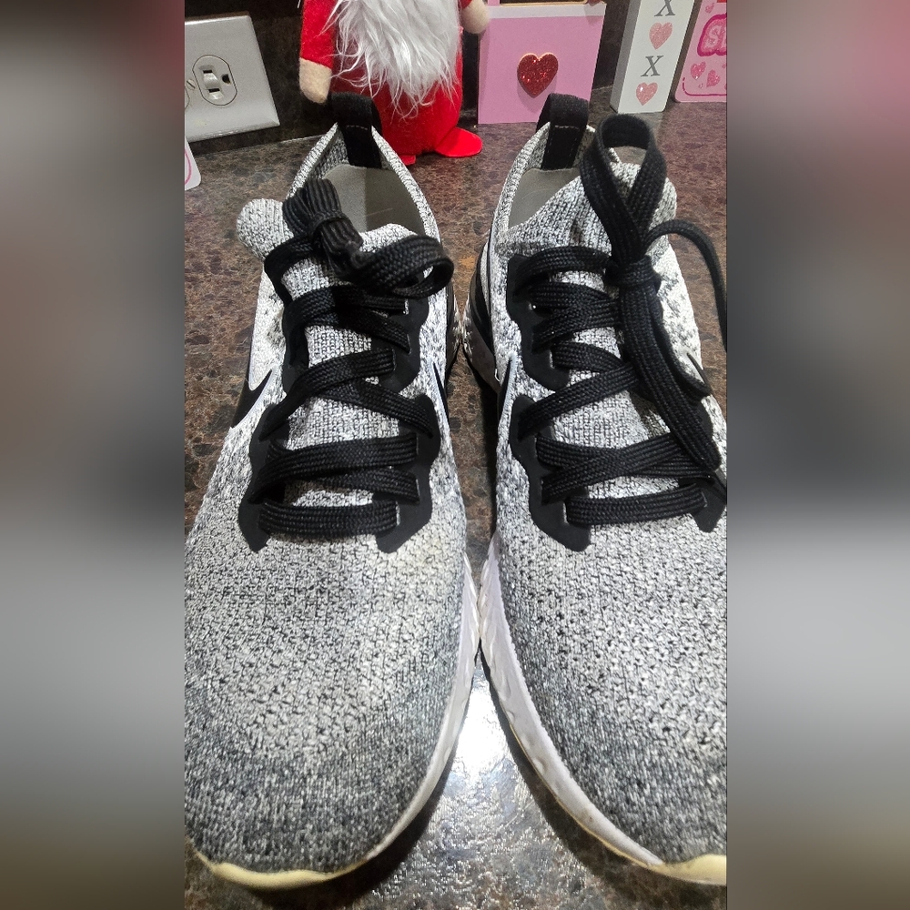 Nike EPIC REACT athletic Shoes